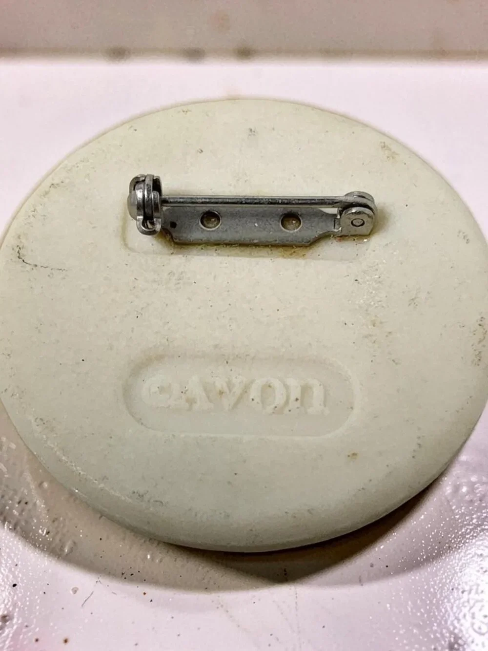 vintage avon 1950s-60s beautifull floral porcelain button brooch